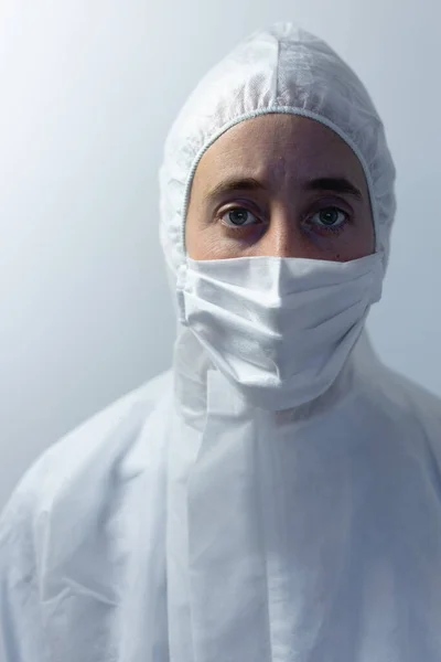 Portrait Caucasian Woman Wearing Lab Overalls Face Mask Standing Empty — Stock Photo, Image