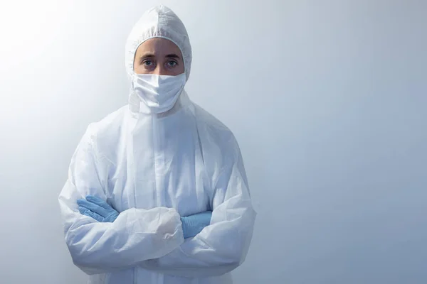 Retrato Una Mujer Caucásica Vestida Con Mono Laboratorio Una Máscara —  Fotos de Stock