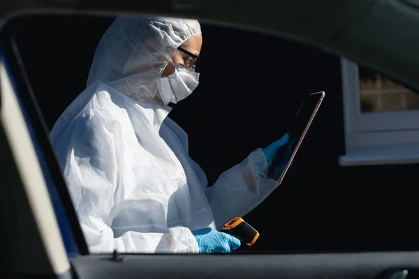 Biała Kobieta Kombinezonie Laboratoryjnym Masce Twarzy Stojąca Zewnątrz Samochodu Używająca — Zdjęcie stockowe