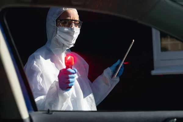 Mujer Caucásica Vistiendo Mono Laboratorio Una Mascarilla Facial Gafas Seguridad —  Fotos de Stock