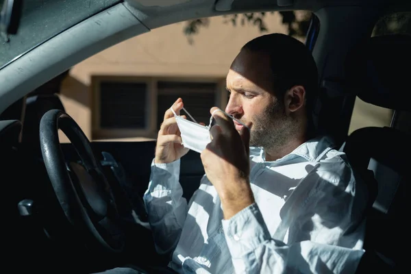 Caucasian Man Sitting Car Putting Face Mask Covid White Shirt — Stock Photo, Image