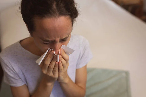 Close Van Kaukasische Vrouw Die Thuis Tijd Doorbrengt Met Zichzelf — Stockfoto