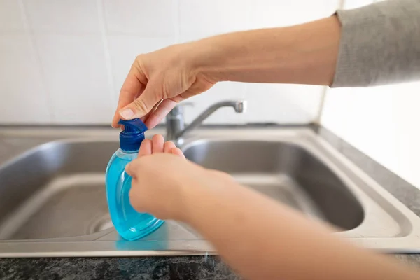 Handen Van Een Vrouw Die Thuis Tijd Doorbrengt Met Zichzelf — Stockfoto