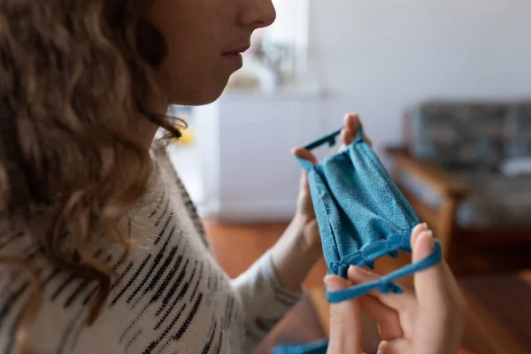 Kaukasische Frau Verbringt Zeit Hause Mit Selbstisolierung Und Sozialer Distanzierung — Stockfoto