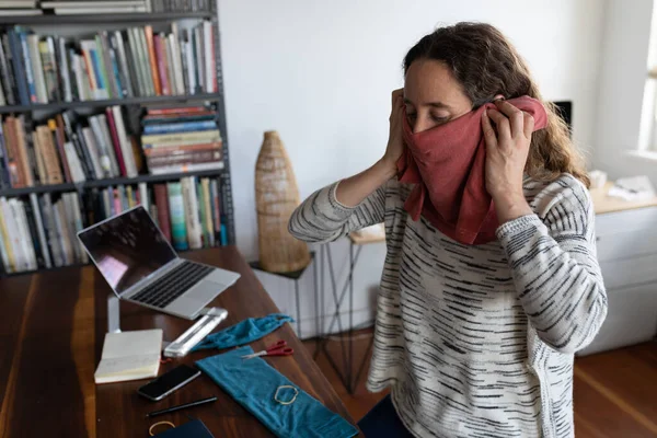 Mulher Caucasiana Passar Tempo Casa Auto Isolamento Distanciamento Social Quarentena — Fotografia de Stock