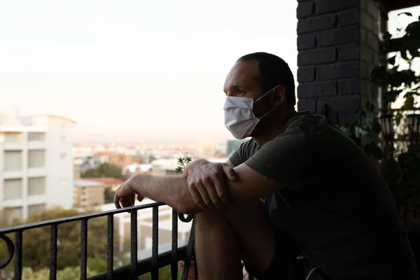 Pria Kaukasia Menghabiskan Waktu Rumah Mengisolasi Diri Dan Jarak Sosial — Stok Foto
