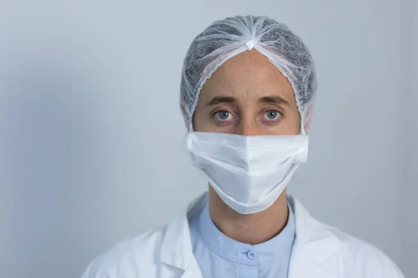 Retrato Uma Trabalhadora Caucasiana Saúde Vestindo Jaleco Máscara Facial Tampa — Fotografia de Stock