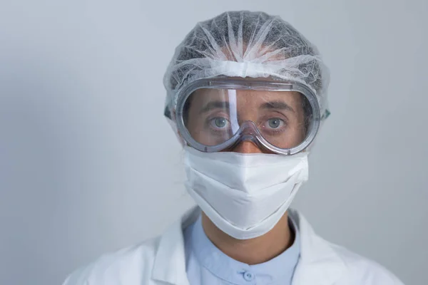 Ritratto Operaia Caucasica Vestita Con Camice Laboratorio Maschera Facciale Googles — Foto Stock