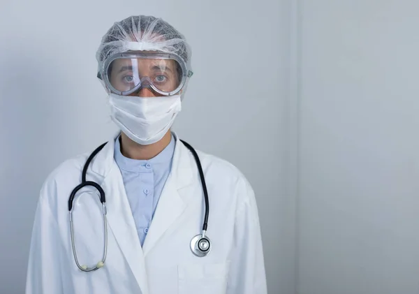 Portret Van Een Blanke Vrouwelijke Gezondheidswerker Met Een Labjas Gezichtsmasker — Stockfoto