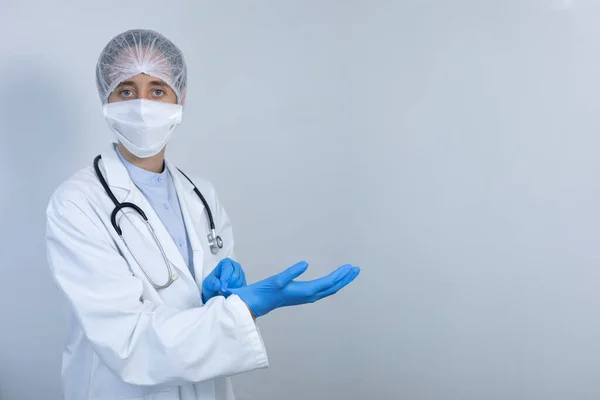 研究室のコートとフェイスマスクを身に着けている白人女性医療従事者の肖像画コロナウイルスに対して Covid 外科手袋に入れて カメラにまっすぐに見て — ストック写真