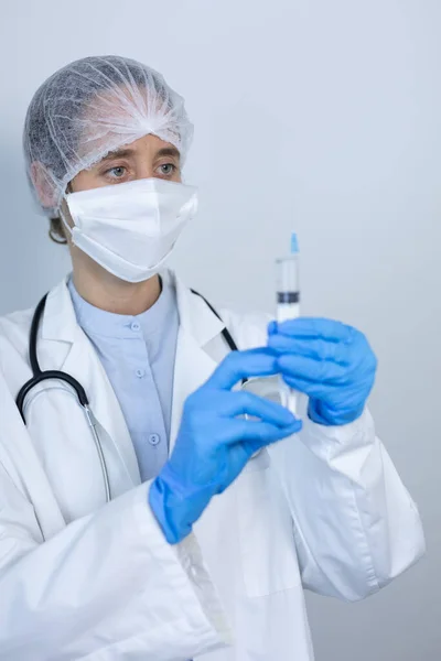 관리원들은 코트를 코로나 바이러스 Coronavirus 상대로마스크와 수술용 장갑을 착용하고 주사기를 — 스톡 사진