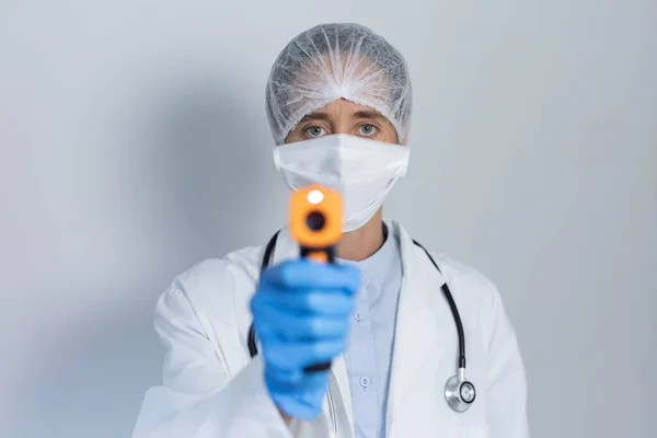 Retrato Uma Mulher Caucasiana Saúde Vestindo Jaleco Máscara Facial Luvas — Fotografia de Stock