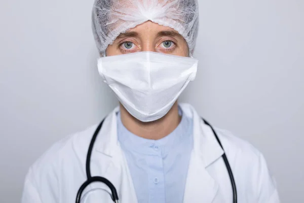 Portret Van Een Blanke Vrouwelijke Gezondheidswerker Met Een Labjas Gezichtsmasker — Stockfoto