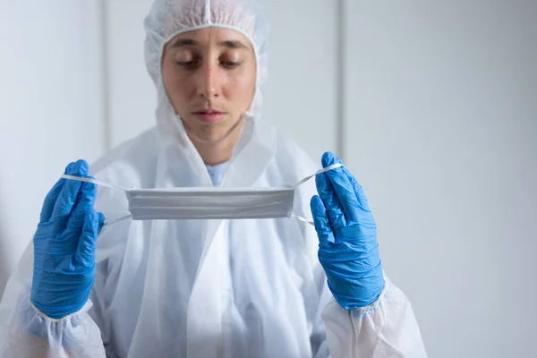 Beyaz Kadın Sağlık Görevlisi Koruyucu Üniforma Giyiyor Coronavirus Karşı Ameliyat — Stok fotoğraf