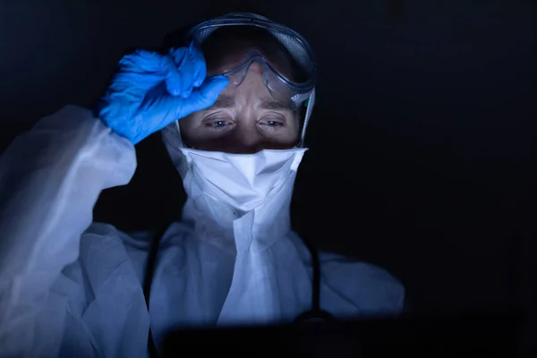 Trabajadora Salud Caucásica Vistiendo Uniforme Protector Mascarilla Facial Googles Contra —  Fotos de Stock