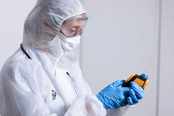 Caucasian Female Healthcare Worker Wearing Protective Uniform Face Mask Googles — Stock Photo, Image