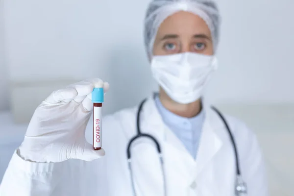 Retrato Una Trabajadora Caucásica Con Bata Laboratorio Mascarilla Facial Guantes — Foto de Stock