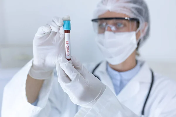 Blanke Vrouwelijke Gezondheidswerker Met Een Labjas Gezichtsmasker Chirurgische Handschoenen Tegen — Stockfoto