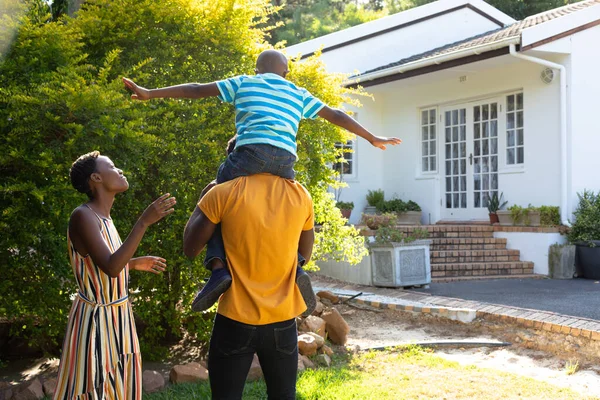 Afro Amerikaanse Vrouw Brengt Tijd Door Met Haar Partner Die — Stockfoto