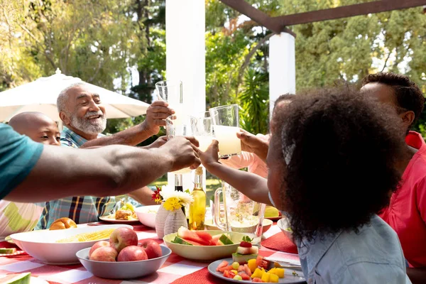 Ein Älteres Afroamerikanisches Paar Und Seine Familie Verbringen Einem Sonnigen — Stockfoto