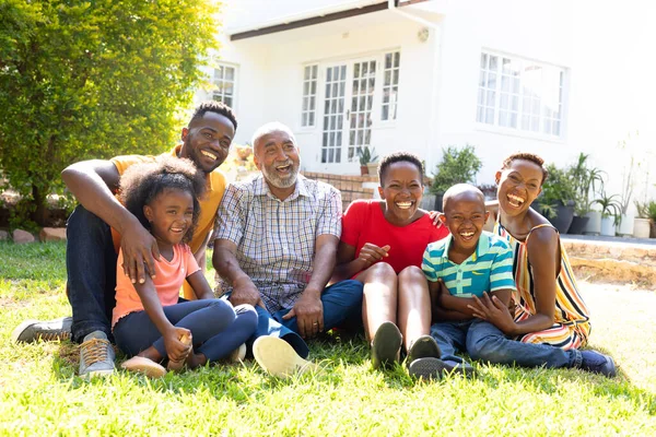 Familia Afroamericana Tres Generaciones Pasar Tiempo Jardín Día Soleado Sentado —  Fotos de Stock