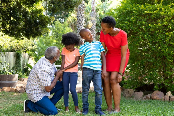 Senior Afroameričané Pár Tráví Čas Jejich Vnuk Vnučka Zahradě Slunečného — Stock fotografie