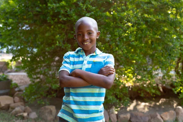 Retrato Niño Afroamericano Con Camisa Polo Rayas Pasando Tiempo Jardín —  Fotos de Stock