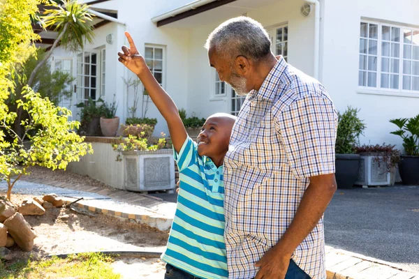 Ανώτερος Αφροαμερικάνος Και Εγγονός Του Περνούν Χρόνο Μαζί Στον Κήπο — Φωτογραφία Αρχείου