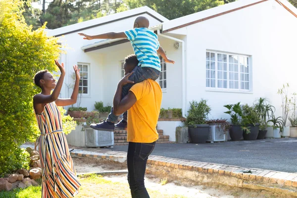 Afro Amerikaanse Vrouw Brengt Tijd Door Met Haar Partner Die — Stockfoto