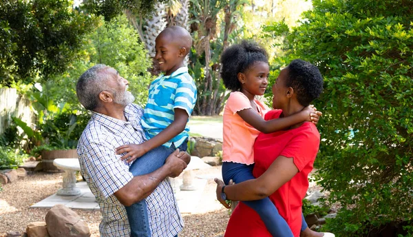 Senior Coppia Afroamericana Trascorrere Del Tempo Nel Loro Nipote Nipote — Foto Stock