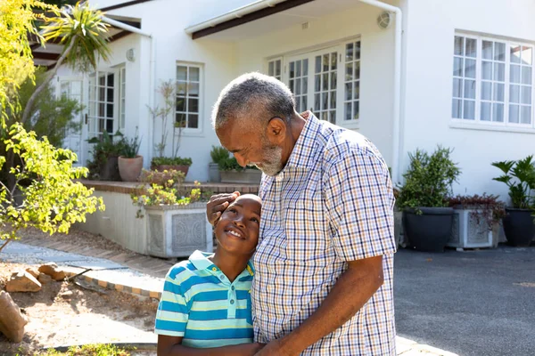 Senior Uomo Afroamericano Suo Nipote Trascorrere Del Tempo Insieme Nel — Foto Stock