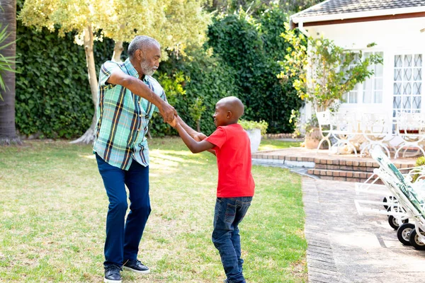 Homme Afro Américain Senior Passer Temps Avec Son Petit Fils — Photo