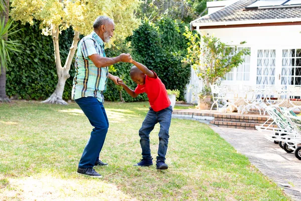 Senior Afroameričan Tráví Čas Svým Vnukem Zahradě Slunečného Dne Učí — Stock fotografie