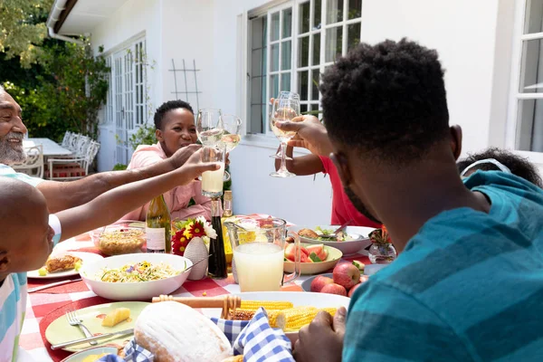 Senior Coppia Afroamericana Loro Famiglia Trascorrere Del Tempo Insieme Giardino — Foto Stock