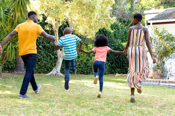 Hombre Mujer Afroamericanos Pasando Tiempo Con Hijo Hija Jardín Jugando —  Fotos de Stock