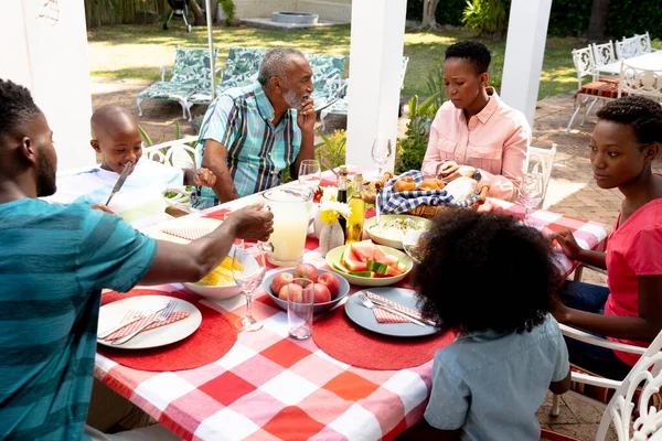 Starsza Para Afroamerykanów Ich Rodzina Spędzają Razem Czas Ogrodzie Słoneczny — Zdjęcie stockowe