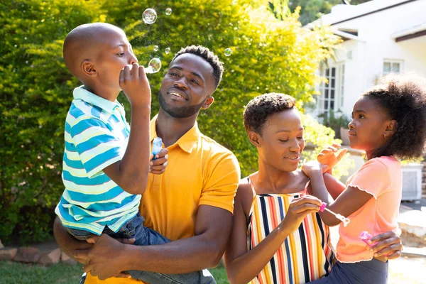 Uomini Donne Afroamericani Passano Del Tempo Con Figlio Figlia Nel — Foto Stock