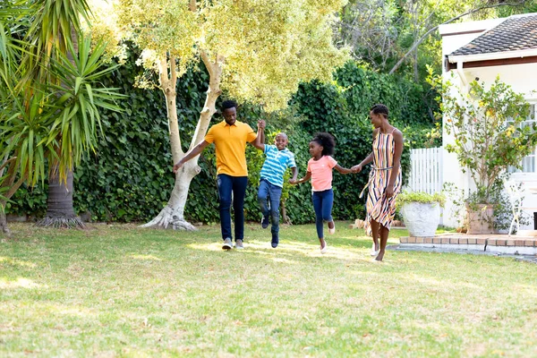 Hombre Mujer Afroamericanos Pasando Tiempo Con Hijo Hija Jardín Jugando —  Fotos de Stock