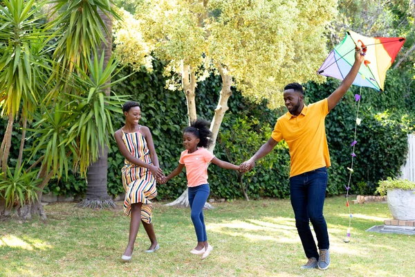 Afroameričanka Tráví Čas Svou Partnerkou Dcerou Hraje Drakem Zahradě Sociální — Stock fotografie