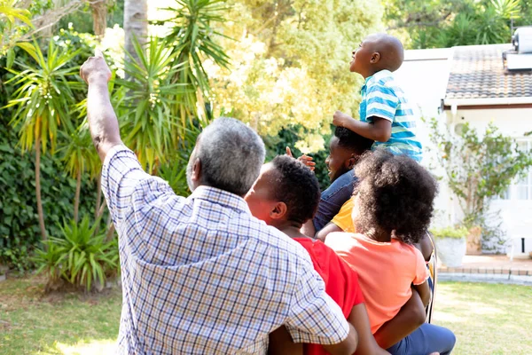 Vue Arrière Une Famille Afro Américaine Trois Générations Passant Temps — Photo