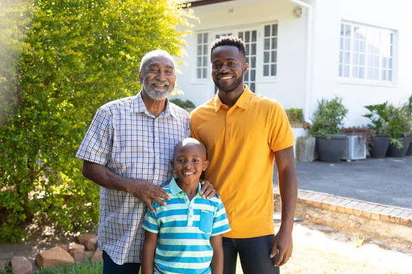 Старший Афроамериканець Проводить Час Своїм Сином Онуком Саду — стокове фото