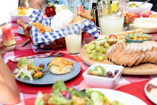 Güneşli Bir Günde Bahçede Öğle Yemeği Yiyen Bir Ailenin Orta — Stok fotoğraf