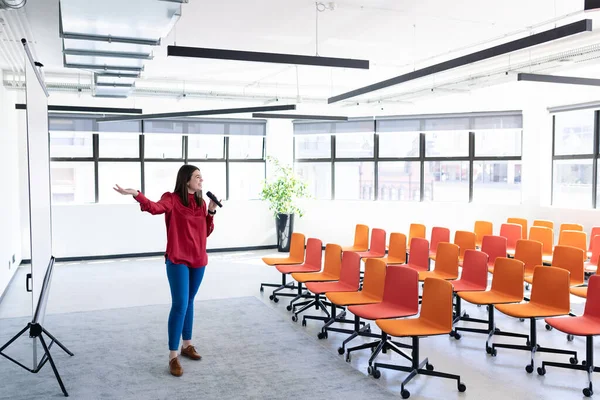 Vista Lateral Una Mujer Negocios Caucásica Vestida Con Ropa Elegante —  Fotos de Stock