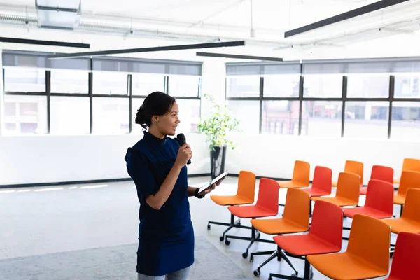 Vista Lateral Una Mujer Negocios Raza Mixta Con Ropa Elegante — Foto de Stock