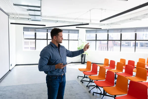 스마트 현대식 회의실에 앉아서 자신을 훈련하고 사업가의 — 스톡 사진