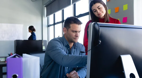 Front View Caucasian Man Caucasian Woman Working Together Modern Office — Stock Photo, Image