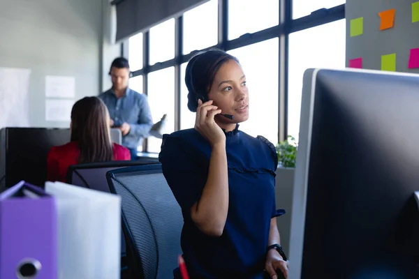 Vista Frontal Una Mujer Raza Mixta Con Auriculares Trabajando Una —  Fotos de Stock