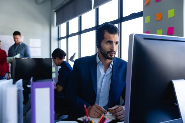 Vista Frontale Uomo Caucasico Che Indossa Cuffie Utilizzando Computer Desktop — Foto Stock