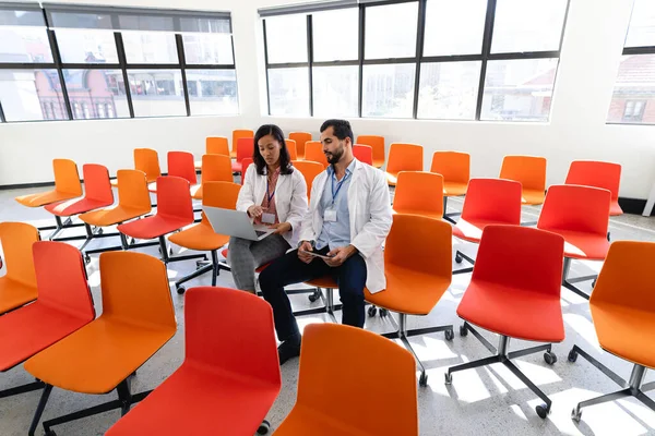 Vooraanzicht Van Een Blanke Mannelijke Gemengde Ras Vrouwelijke Medische Professionals — Stockfoto