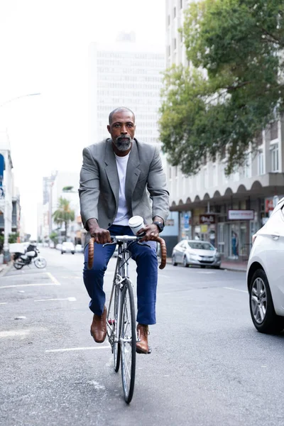 Afrika Kökenli Amerikalı Bir Adam Gün Içinde Şehir Sokaklarında Bisiklet — Stok fotoğraf